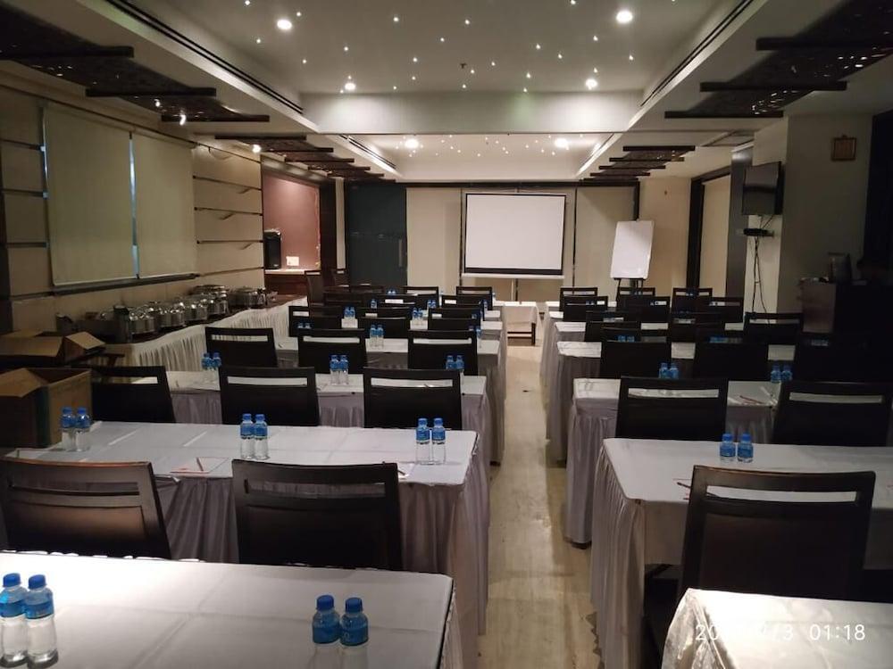 Tarawade Clarks Inn Pune Exterior foto