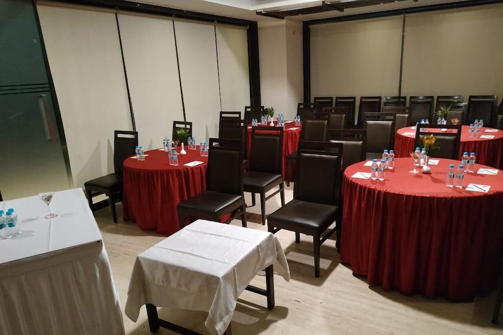 Tarawade Clarks Inn Pune Exterior foto